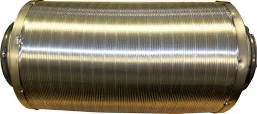 Schalldämpfer aus Metall mit gerippter Oberfläche, geeignet für Lüftungsanlagen. Gezeigt ist ein Produkt der Marke Wolf.